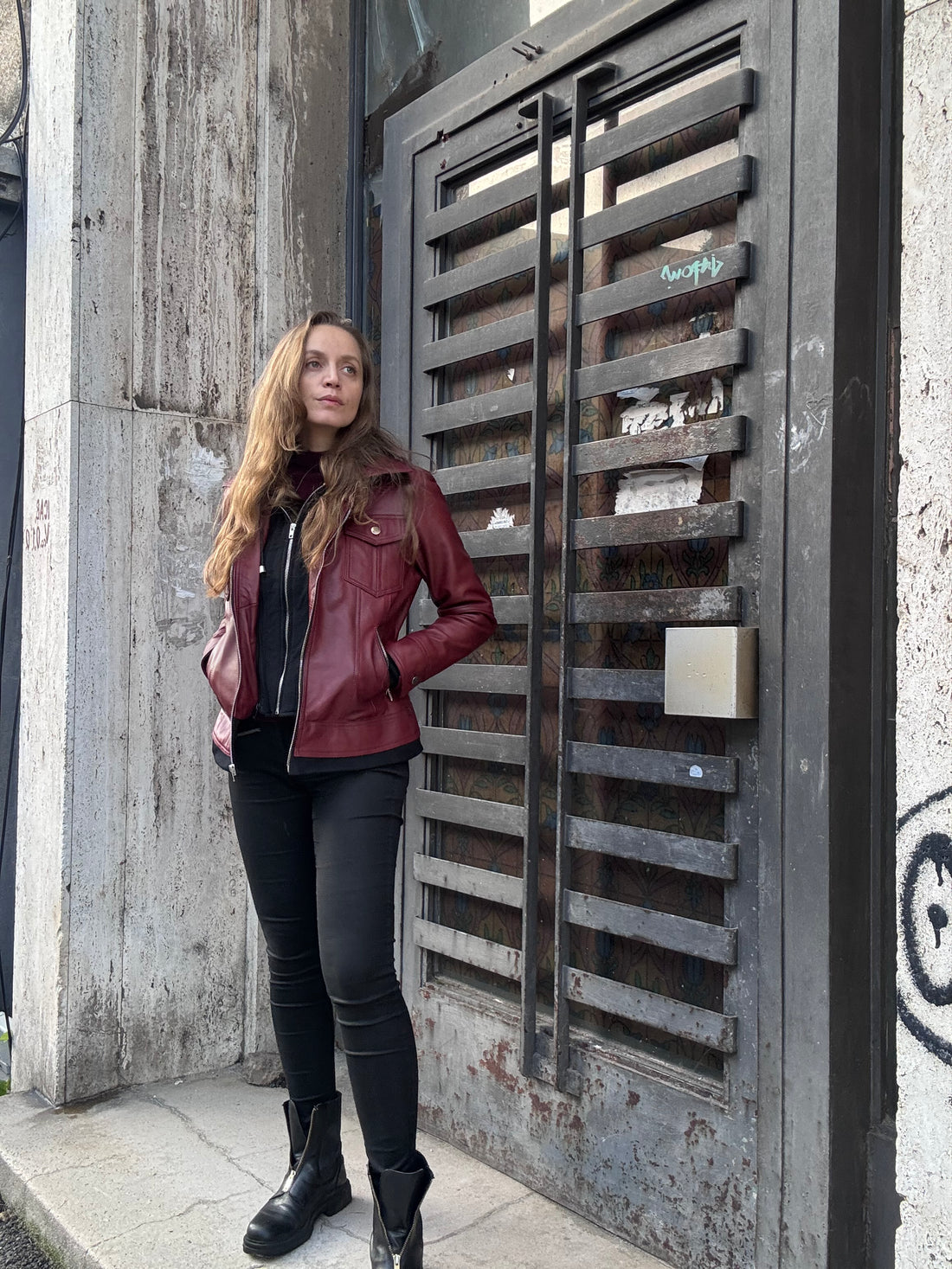 Giacca in vera pelle bordeaux nella luce d'autunno